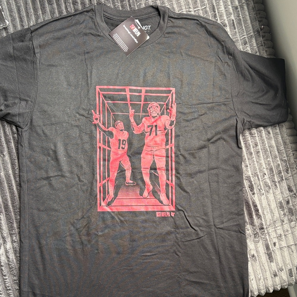 NWT Breaking T- San Francisco 49ers Black Graphic T-Shirt. Medium